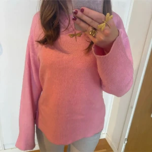 Ljusrosa stickad tröja  - Så fin ljusrosa stickad tröja som inte sticks. Jag är 168 och det är mina bilder, köp via köp nu direkt eller Swish, kvar tills markerad som såld 💖 