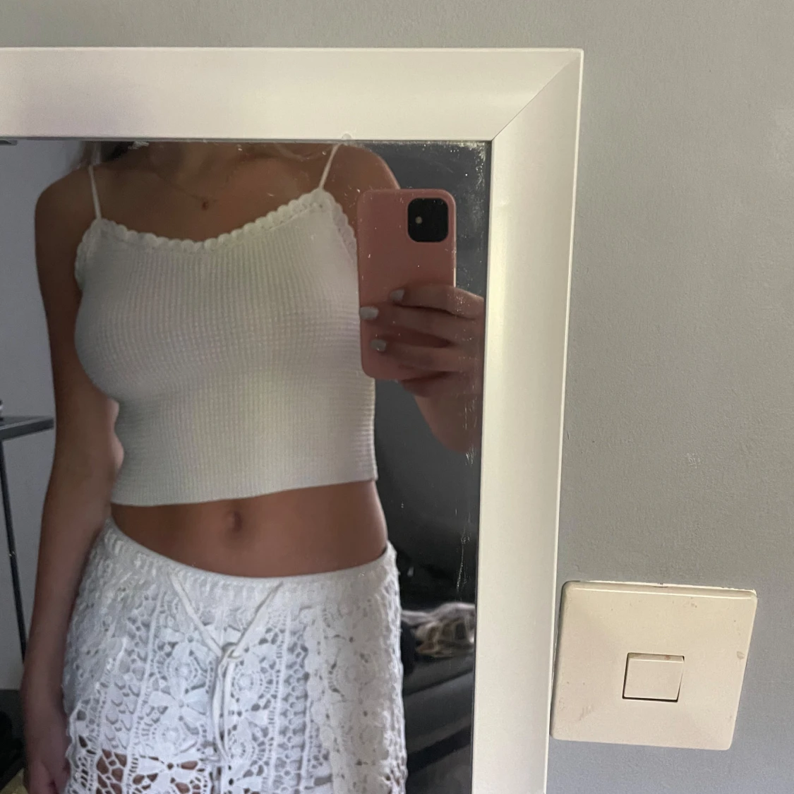 Vit ribbad croppad linnetopp