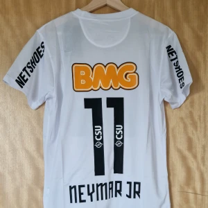 Neymar Jr fotbollströja Santos 12-13 - Neymar Jr Santos repIika fotbollströja 12-13. Helt ny med tag. Storlek: Small