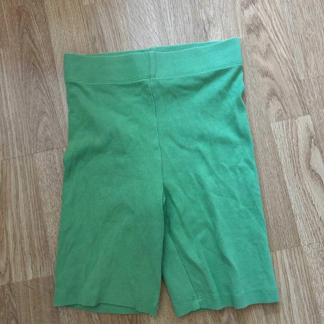 Gröna ribbade cykelshorts Gina Tricot