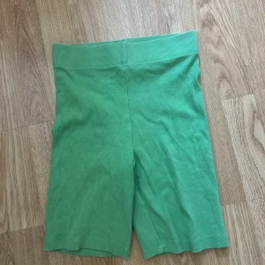 Gröna ribbade cykelshorts Gina Tricot - Snygga gröna cykelshorts från Gina Tricot i ribbat stretchigt material. De har en hög midja och sitter tight. Storlek S, normala i storlek. Använda fåtal gånger. Se sista bilden för mest rättvis färg!