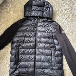 Moncler Cardigan  - Moncler Cardigan – stilren klassiker i okej skick Säljer en Moncler cardigan i storlek Large. Har några år på nacken och är i okej skick – använd men fortfarande snygg och användbar. Perfekt för dig som vill ha en stilren vardagströja från ett exklusivt märke till ett bra pris. Självklart äkta. Vid tveksamheter kan jag skicka fler detaljerade bilder. Snöret som satt i tröjan har jag själv tagit bort utifrån personlig preferens – det följer med vid köp för den som vill sätta tillbaka det.