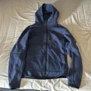 Nike tech fleece dress - Tjena säljer min Nike tech, den är i bra skick med lite slitningar på höften, säker för 400 om man vill ha med byxorna 750kr