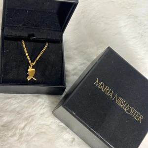 Maria Nilsdotter you and me halvt hjärta guld  - Maria Nilsdotter halsband ”you & me”  i längden 45. 925 guldpläterat silver. Båda boxarna medföljer. Alla bilder är mina. Inga defekter då det använts sparsamt. Orimliga prisförslag accepteras inte. Köp sker via köp nu, jag postar inom 24h. Kvar tills markerad såld.