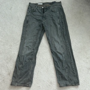 Grå raka jeans från Zara - Snygga grå jeans från Zara med raka ben och klassisk femficksdesign. Jeansen har dragkedjegylf och är tillverkade i ett slitstarkt bomullstyg. Perfekta för en avslappnad och stilren look. Helt slutsålda. Priset är inte hugget i sten och går att diskutera.