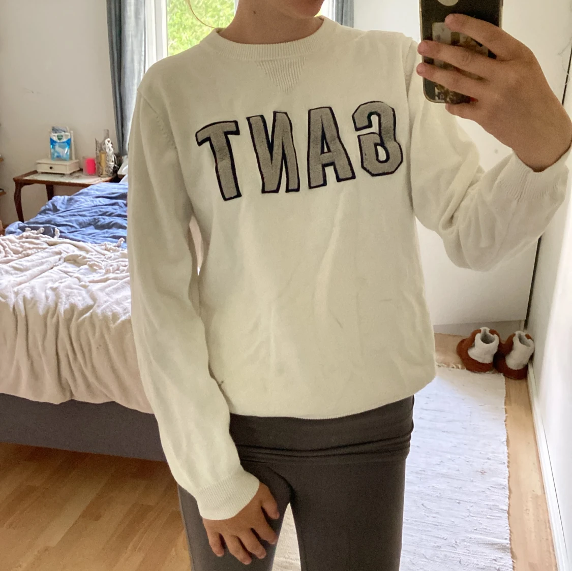 Vit stickad GANT tröja med logga