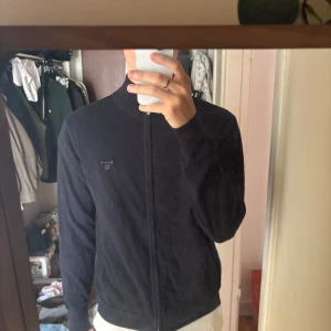 Crewneck Zip från Gant - Säljer en Crewneck zip från Gant, fint skick, i storlek M. Hämtas i Gamla enskede eller fraktas