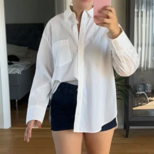 Vit oversized skjorta med knappar - Snygg vit skjorta i oversized modell med klassisk krage och knäppning framtill. Storlek M men ser ut såhär på mig som har S annars