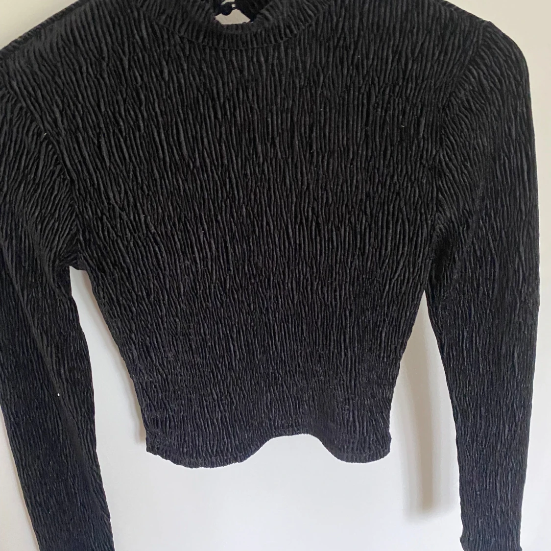 Svart långärmad topp med öppen rygg - 1