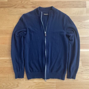 Stenströms Zip - Säljer nu denna Stenströms Zip Tröja då den aldrig används. Använd väldigt fåtal gånger och är i 100% merinoull. Storlek S men passar mer xs då den är liten i storleken, den har krympt nån enstaka centimeter pga av tvätt men är för de mesta som den ska vara. Marinblå färg. Nypris: 2299kr, Vårt pris: 649kr. Riktigt skön inför sommarkvällar. Skriv till mig om ni vill ha fler bilder eller har funderingar över något så löser jag gärna!