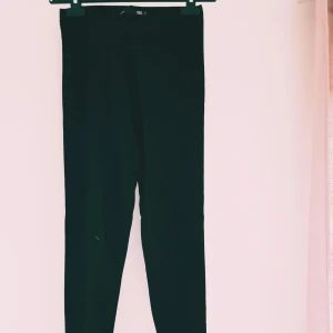 Lager157 Svarta leggings i stretchigt tyg strl S - Svarta leggings med tight passform och hög midja. De är gjorda i ett stretchigt material som sitter skönt och följer kroppen. Perfekta att styla med oversized hoodie eller crop top för en chill look.  Lagat på knät (se extra bild) annars fint skick