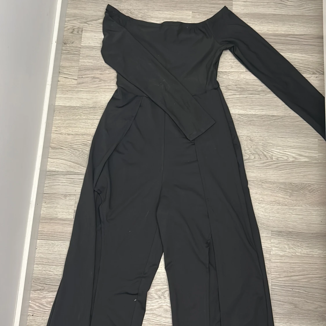 Svart offshoulder byxdress 