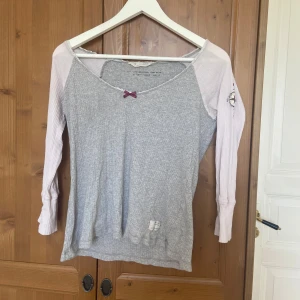 Odd molly topp - Söt och bekväm. Storlek 1 motsvarar S men jag skulle säga att den är stor i storleken, mer som en M. Men jag har xs-s och använt den så beror ju på vilken passform man vill ha! Bra men använt skick som ni ser på bilderna.  Skriv om du vill köpa annat på min sida så kan du få paketpris och slippa betala dubbelfrakt.