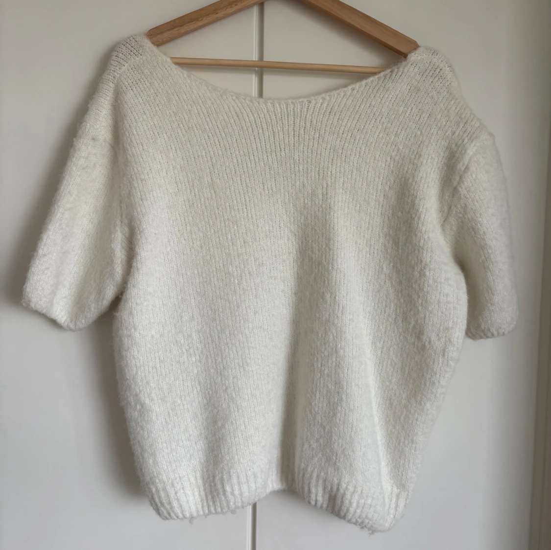 Vit stickad kofta med rosetter JS Millerys - 1