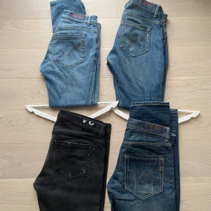 Fyra par jeans i olika tvättar - Fyra par jeans i olika blå och svart tvätt, med klassisk femficksdesign och kontrastsömmar. Byxorna har raka ben och normal passform, perfekta för en avslappnad stil. Märket VC syns på linningen. Snygga att matcha med sneakers eller boots.
