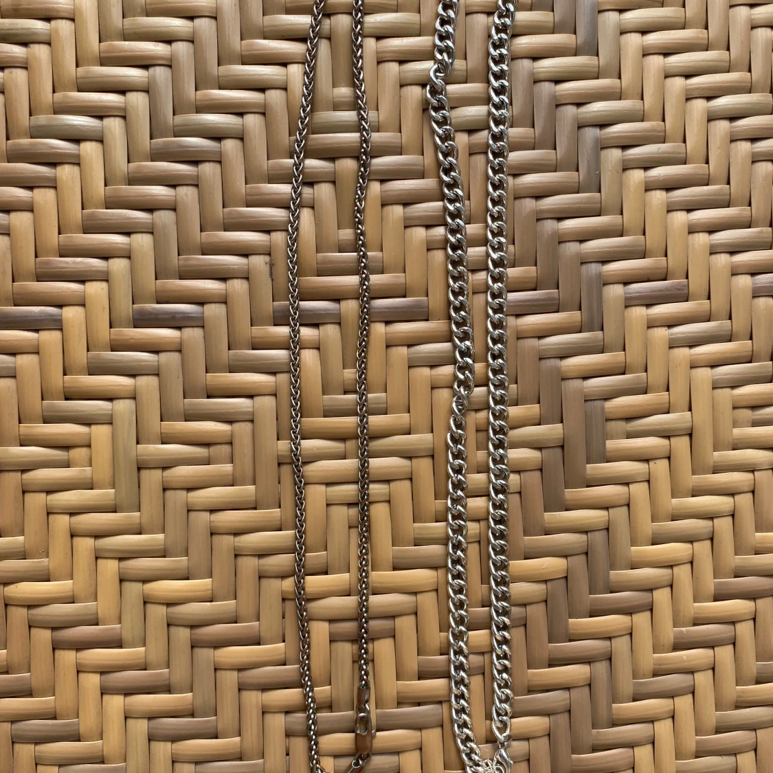 Två silverfärgade kedjehalsband