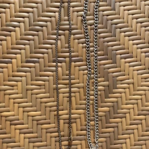 Två silverfärgade kedjehalsband - Två stilrena halsband i silverfärgad metall. Ena kedjan är tunnare och den andra är lite grövre, båda med klassisk kedjelänk. Perfekta att bära tillsammans för en trendig lager-på-lager-look. (FÖRESLÅ PRIS)
