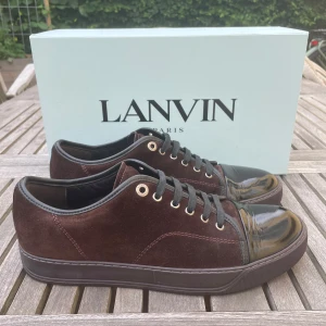 Lanvin skor  - Hej! Säljer nu dessa sjukt snygga Lanvin skor. Skorna är i toppskick! Vi rekommenderar att gå ner en storlek. Har ett begränsat antal boxar och dustbag! Hör gärna av dig vid frågor 