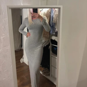 Grå långklänning  - Från Gina tricot storlek M