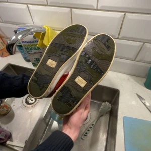 Röda flycrew - Snygga flycrew sick 8-10  2 nitar saknas på höger och 1 på vänster hör av er vid intresse 