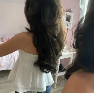 Vit bandeau tubtopp med volang - Supersöt vit bandeau tubtopp med smock upptill och volangig, luftig. går även att använda som kjol. Pris kan diskuteras 💕.