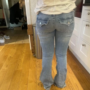 True Religion ljusblå bootcut jeans - Fin ljus blåa trues jeans storlek 27! Jag säljer pågrund av att deme lite för stora för mig och långa! de därför dem är lite stampade kan skickas bilder på de!! Jag är själv runt 160cm. modellen heter JOEY.💓