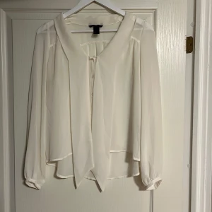 Blus från HM - Snygg vit blus från hm. Den är lite genomskinlig! Sparsamt använd men är nu för liten!🩷