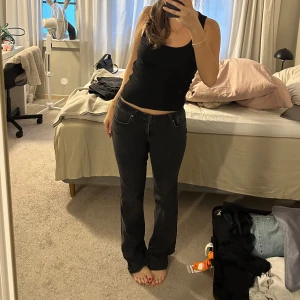 Svarta bootcut jeans ZARA  - Säljer ett par svarta jeans med bootcut-modell och klassisk femficksdesign. Jeansen har normal passform och är tillverkade i ett mjukt denimtyg som sitter snyggt över höfterna och faller rakt ner över benen.