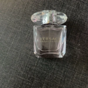 Versace Bright Crystal EdT 30ml - Versace Bright Crystal Eau de Toilette 30ml. Flaskan är transparent med en lyxig, diamantformad kork och guldtext. Doften är fräsch och feminin, perfekt för dig som gillar eleganta och fruktiga parfymer. Kommer i en rosa och vit kartong.