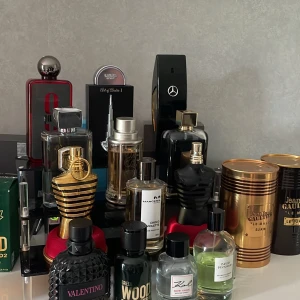 Parfym 5ml sampel (glas) - Säljer en stor samling herrparfymer från märken.    75kr för både jean paul parfymer och Valentino.            55kr för Green wood och Karl lagerfild och Hugo boss parfymerna.                40kr för Lattafa art of arabia 1 och Afnan 9pm rebel. 35kr för resten av parfymerna 