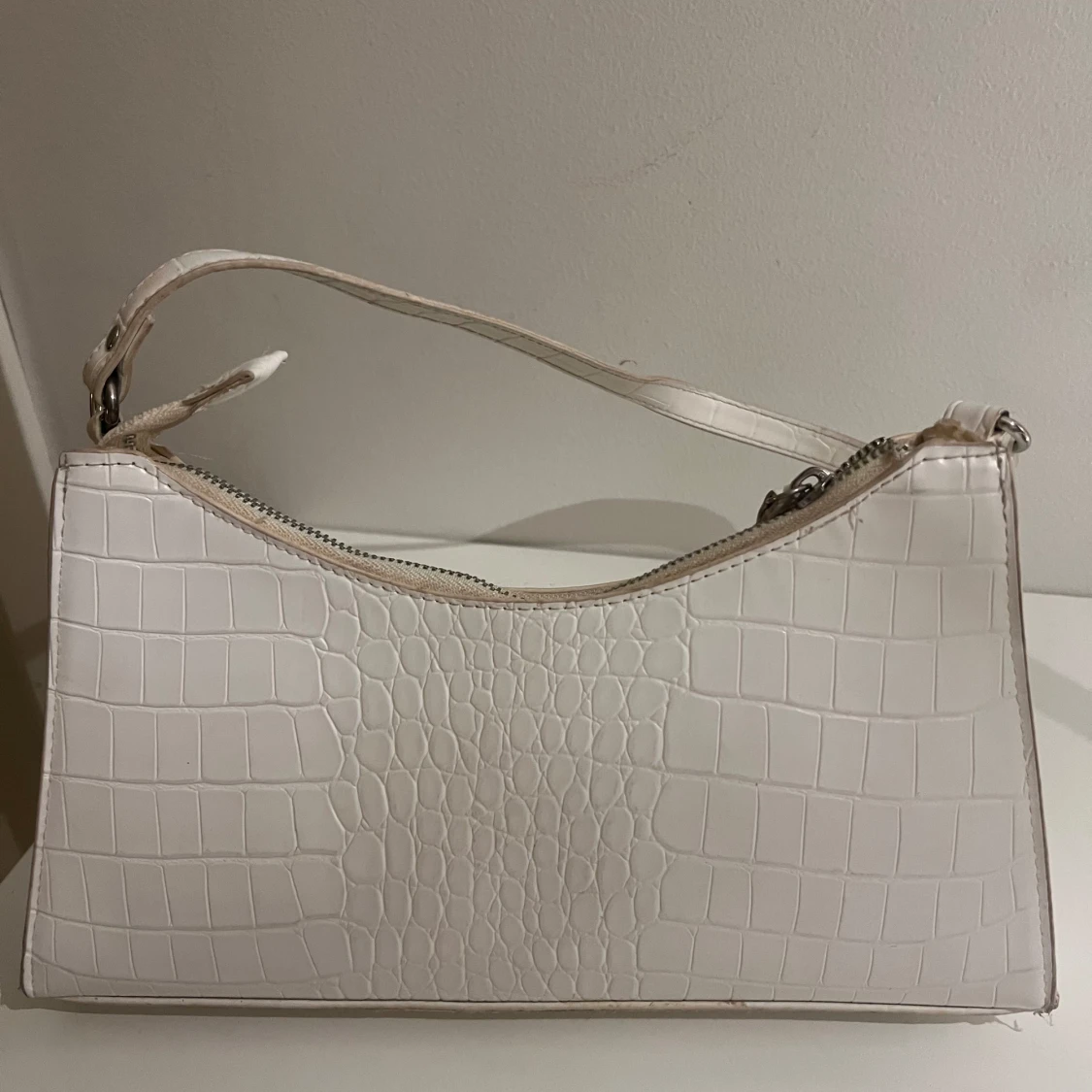 Vit axelväska med krokoprägling