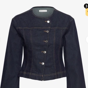 Denim jacka  - Denim jacka från Gina tricot, använd fåtal gånger. Nypris 599