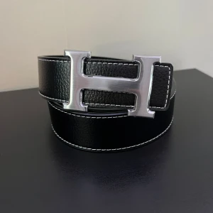 H Bälte - Herm.es bälte för endast 220kr ingår ett armband, bara att fråga om ni har frågor.