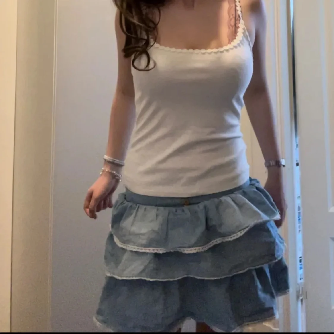 Blå volangkjol med spetsdetaljer - 1