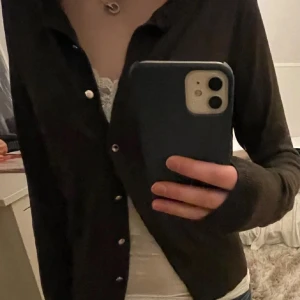 Mörk grön kofta💕 - Säljer en mörkgrön kofta med långa ärmar och guldiga knappar framtill. Perfekt till hösten i storlek S💗