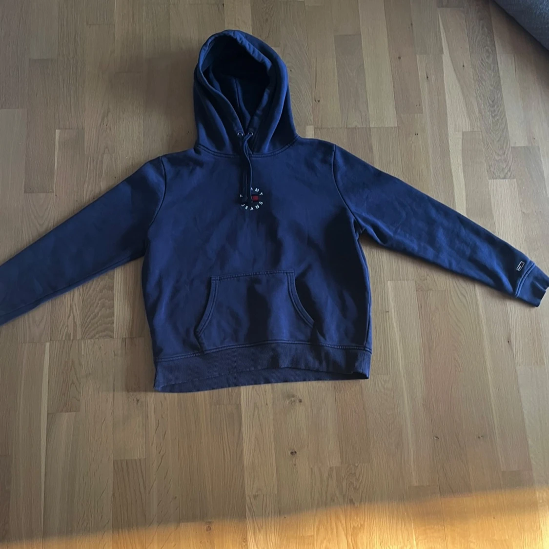 Blå hoodie Tommy Jeans med logga - 4