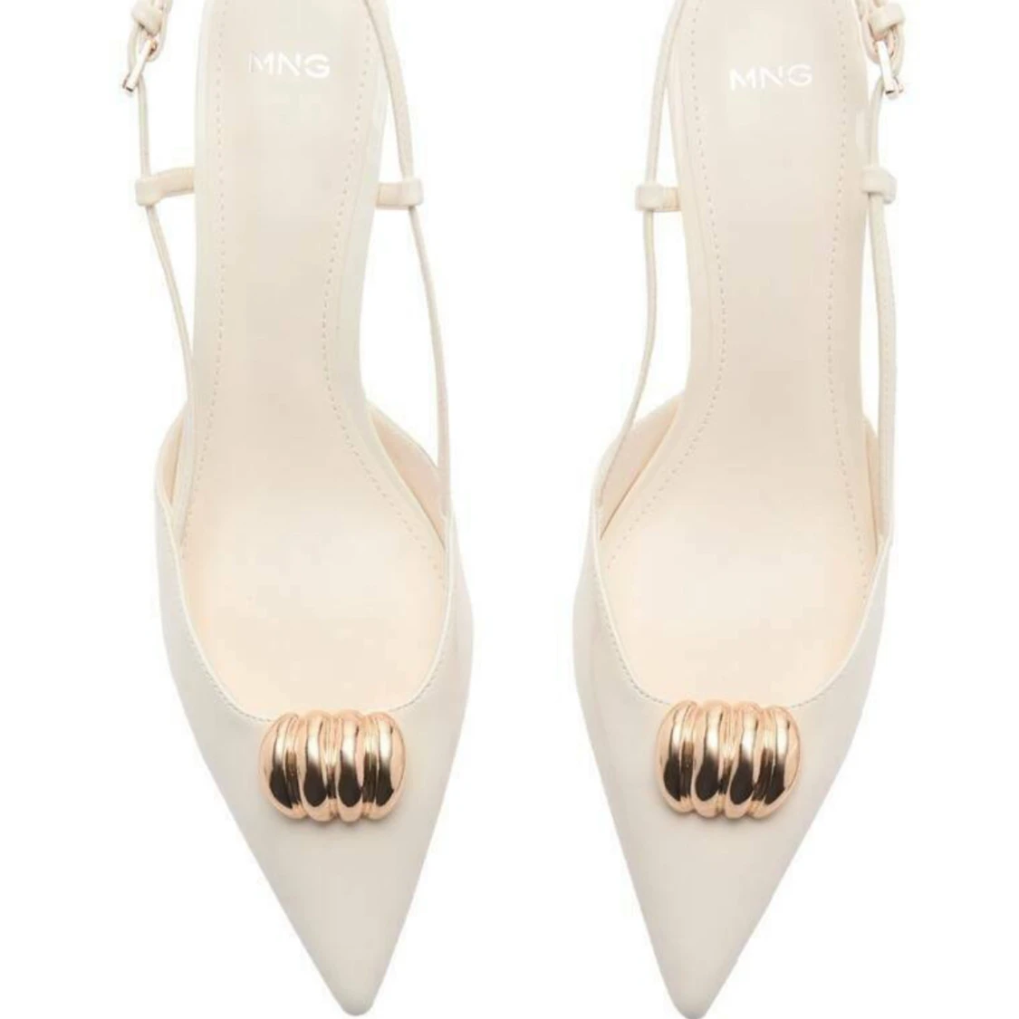 Vita klackar med gulddetalj från Mango - 2