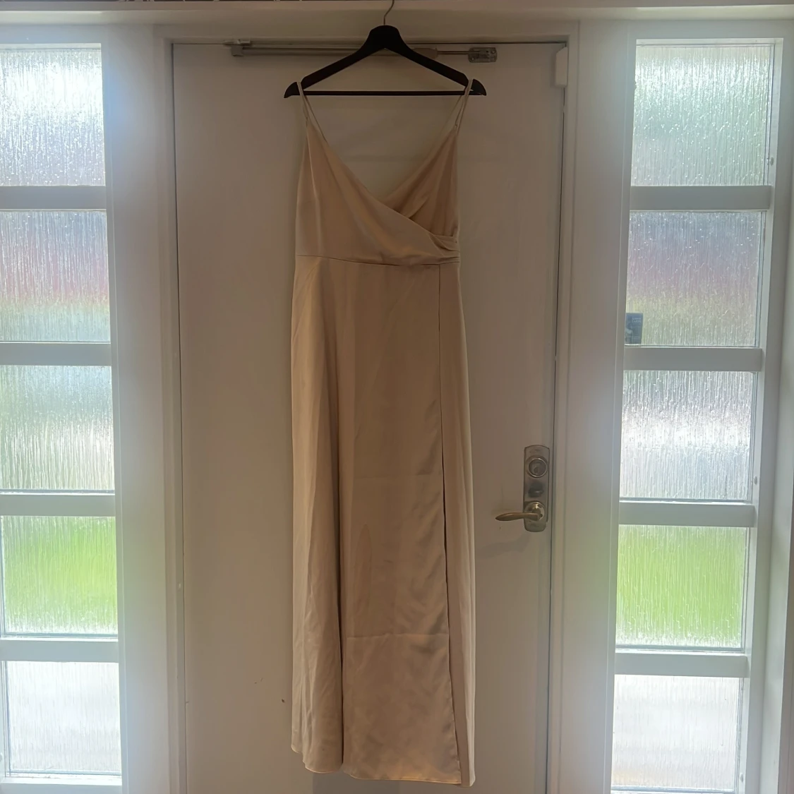 Champagnefärgad långklänning med omlott