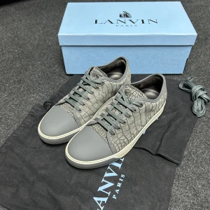 Lanvin skor - Sjukt feta Lanvin Cap Toe Croc Leather - Storlek UK 8 / 42, passar även större fötter - Skick 9/10 - Allt OG på bild medkommer - Hör av dig vid fler frågor!🙌
