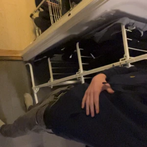 Lyle & Scott hoodie - Säljer en mörkblå hoodie från Lyle & Scott med klassisk gul logga på bröstet. Tröjan har huva med snörning och ribbade muddar vid ärmslut och nederkant. Perfekt för dig som gillar en clean och stilren look.