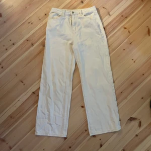 Vita raka jeansbyxor - Snygga vita jeansbyxor med rak passform och klassisk femficksdesign. Byxorna har normal midja och är tillverkade i ett mjukt bomullstyg som känns skönt mot huden. Perfekta för en clean och stilren look.