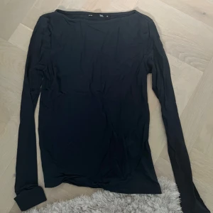 Mörkblå långärmad tröja från  - En basic mörkblå långärmad tröja från 157 i storlek XS. Tröjan har en enkel och clean design med rund halsringning och är tillverkad i mjuk bomull, perfekt att styla med jeans eller kjol. Snygg och tidlös modell som funkar året runt.