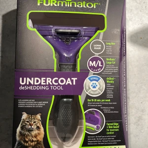 FURminator Undercoat deShedding Tool - Få bort lös päls och minska hårbollar med FURminator! Perfekt för dig med långhårig större katt. Ergonomiskt handtag, skyddande kanter och enkel rengöring gör pälsvården smidig och bekväm. Helt NY och oöppnad förpackning. Fungerar även till hund.