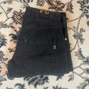 DonDup Jeans - Säljer ett par svarta dondups, de sitter i slim och har W33. Tvär feta och snygga och har bra kvalite. Perfekta för dig som gillar en stilren, grisch och enkel look.