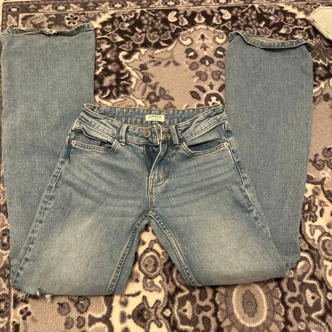 Ljusblå ripped jeans från Lindex