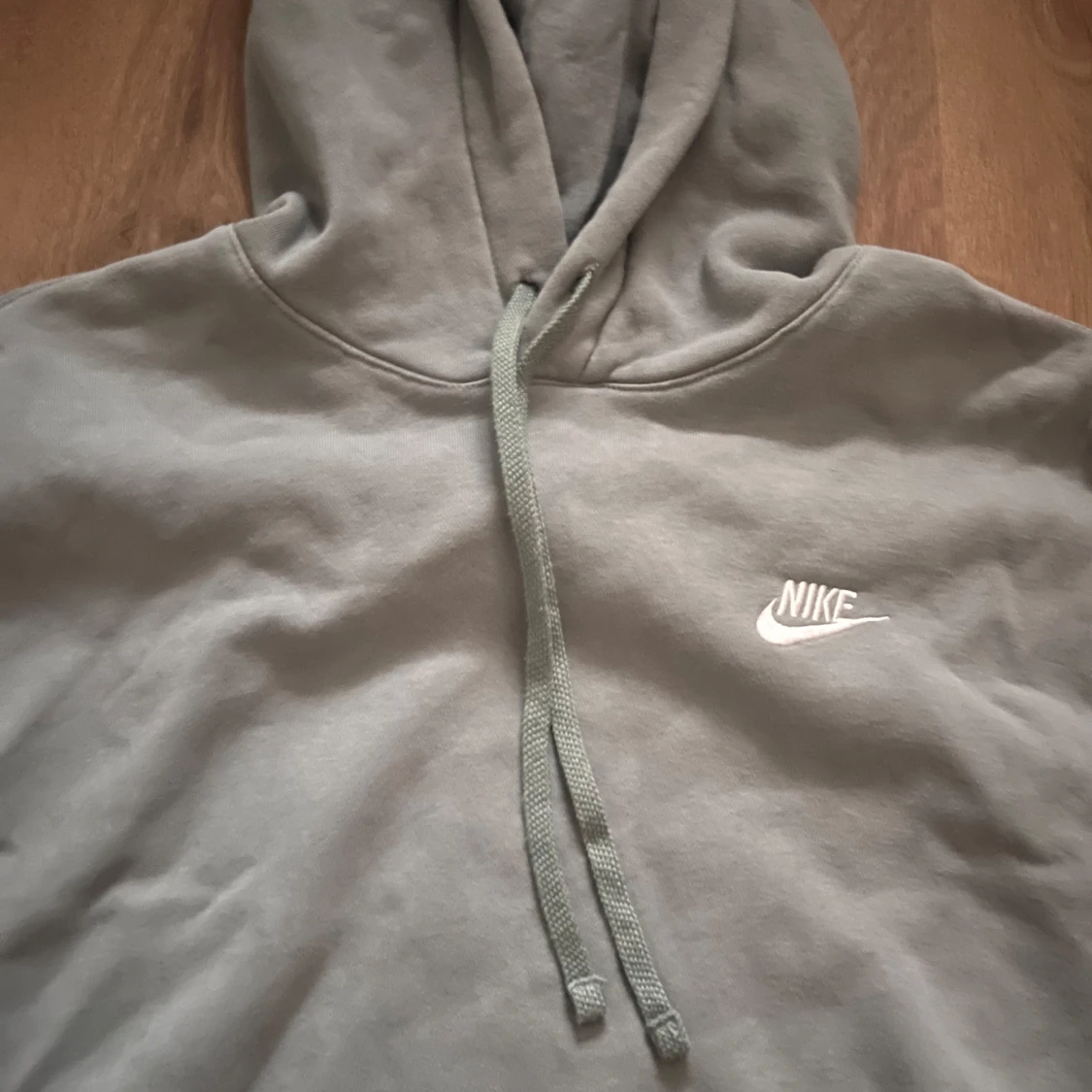 Grå hoodie från Nike med broderad logo - 1