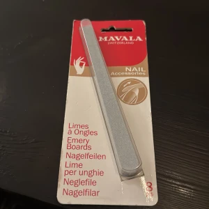 Nagelfil från Mavala 8st - Nagelfil från Mavala i klassisk silverfärg, perfekt för att forma och fila naglarna. Filen är flexibel och följer nagelns naturliga kurva, med en grov och en fin sida för både grovfilning och en slät finish. Kommer i originalförpackning.