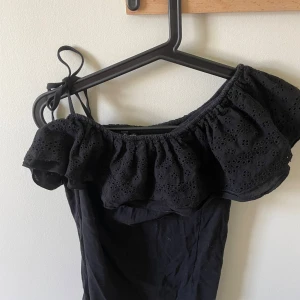 Söt off shoulder topp! - Supersöt svart offshoulder topp! Använd två gånger och i jättebra skick! Passar S/M🌸
