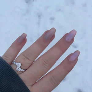 Silverring med stora stenar från Pandora - En skitsnygg silverring från Pandora i sterling silver. Perfekt för dig som gillar bling och vill sticka ut.