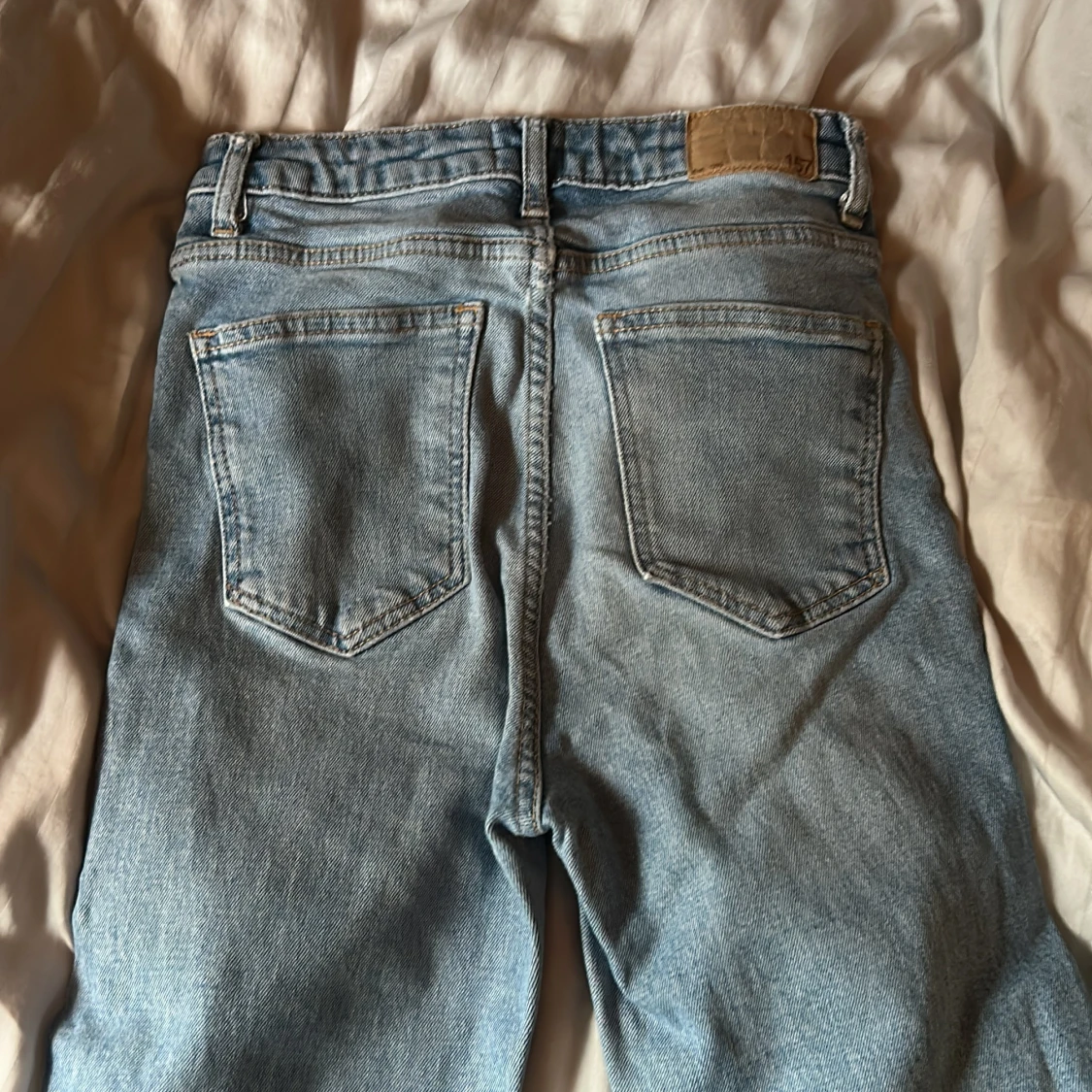 Ljusblå raka jeans med slits